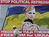 Svoboda pro Juliji. svoboda pro Ukrajinu. Mu prochází kolem billboardu Tymoenkové v Kyjev