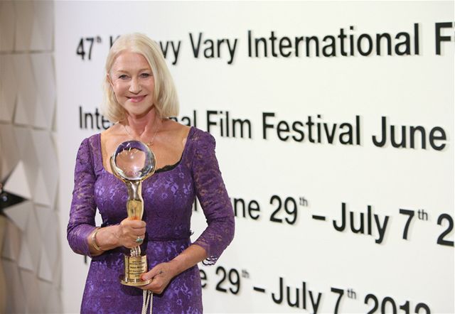 Helen Mirrenová a její K�i��álový glóbus