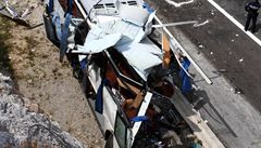 Trosky �eského autobusu, který havaroval na chorvatské dálnici A1 nedaleko tunelu 