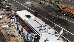Trosky českého autobusu, který havaroval na chorvatské dálnici A1 nedaleko tunelu 