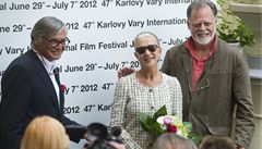 Ji�í Barto�ka p�ivítal v Karlových Varech here�ku Helen Mirrenovou s jejím man�elem, americkým re�isérem a producentem Taylorem Hackfordem (vpravo). 