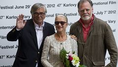 Ji�í Barto�ka p�ivítal v Karlových Varech here�ku Helen Mirrenovou s jejím man�elem, americkým re�isérem a producentem Taylorem Hackfordem (vpravo). 