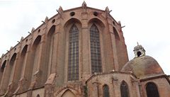 Jakobínský kostel v Toulouse p�ipomíná jakousi pevnost.