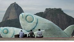 Happening ekologických aktivistů a ryby z plastových lahví vystavené na pláži v Riu