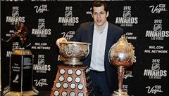 Ruský hokejový útočník Jevgenij Malkin z Pittsburghu s trofejemi za uplynulý ročník NHL | na serveru Lidovky.cz | aktuální zprávy