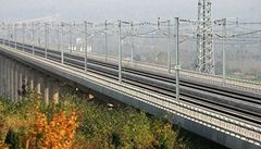 Velký most mezi Tan-jangem a Kchun-anem je dlouhý 165 kilometr a stavl se tyi roky.