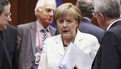 Prezident Evropské centrální banky Mario Draghi (vlevo) a italský premiér  Mario Monti (vpravo) naslouchají n�mecké kanclé�ce Angele Merkelové.