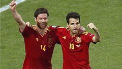 Xabi Alonso (vlevo) a Cesc Fabregas
