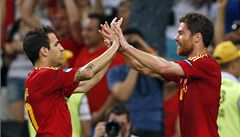 Xabi Alonso (vpravo) a Cesc Fabregas