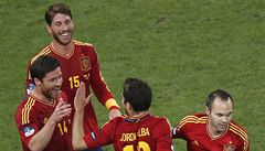 Fotbalisté �pan�lska oslavují branku