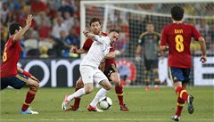 Xabi Alonso (vzadu) a Franck Ribéry v souboji o mí�