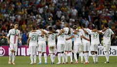 Fotbalisté Portugalska p�i penaltách. �elem je Cristiano Ronaldo