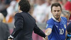 Trenér Itálie Prandelli a útoník Cassano