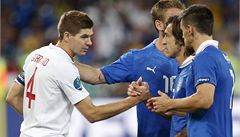 Itálie - Anglie (vlevo Gerrard) | na serveru Lidovky.cz | aktuální zprávy
