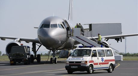 Armádní speciál pivezl 30. ervna na vojenské letit v praských Kbelích zbylé zranné turisty, kteí po nehod autobusu zstali od minulého víkendu v chorvatských nemocnicích.