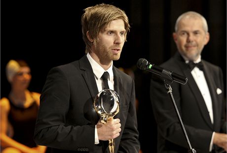 Norský reisér Martin Lund pevzal na závreném ceremoniálu 47. roníku Mezinárodního filmového festivalu v Karlových Varech Velkou cenu - Kiálový globus za film Henrik. Vpravo je moderátor Marek Eben.