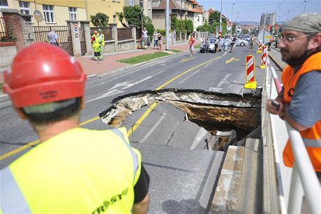V Praze Dejvicích se ped polednem v kiovatce ulic Evropská a Horomická propadla silnice, tymetrový propad je pt metr hluboký.