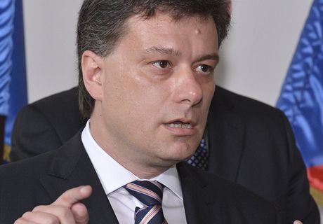 Nový ministr spravedlnosti Pavel Blaek odpovídá na dotazy noviná.