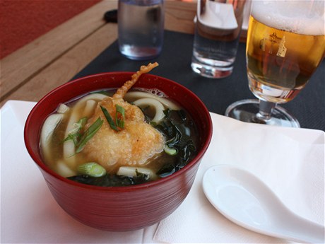 Polévka Udon s krevetou v tstíku tempura.