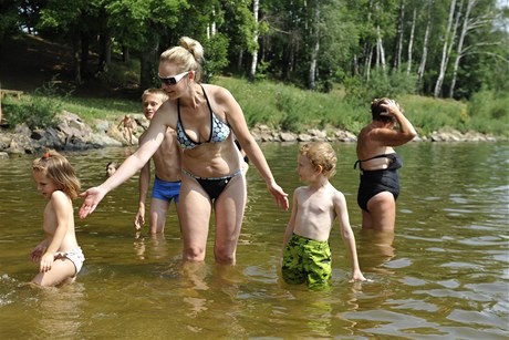 V současném horkém počasí míří za koupáním na Brněnskou přehradu velké množství lidí. Tamní voda má podle hygieniků díky opatřením, která brání přemnožení sinic, nejlepší kvalitu za poslední desítky let. 