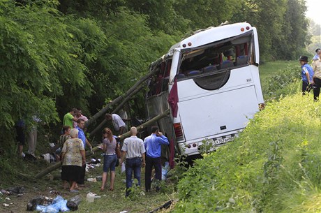 trnáct ruských poutník pilo o ivot a 29 utrplo zranní, kdy se s nimi pevrátil autobus na severu Ukrajiny.