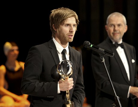 Norský reisér Martin Lund pevzal na závreném ceremoniálu 47. roníku Mezinárodního filmového festivalu v Karlových Varech Velkou cenu - Kiálový globus za film Henrik. Vpravo je moderátor Marek Eben.