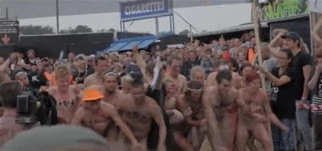 Dánským rokovým festivalem Roskilde proběhl závod naháčů