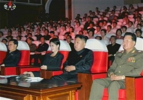 Kim ong-un po boku neznámé eny na koncert v Pchjongjangu