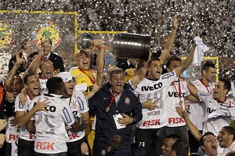 Fotbalisté brzailského Corinthians slaví vítzství ve finále jihoamerického Poháru osvoboditel