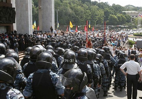 Tisícovka lidí se shromádila u budovy, kde ml dnes vystoupit na tiskové konferenci prezident Janukovy. Kdy lidé zablokovali vsup do budovy, policie proti nim zasáhla.