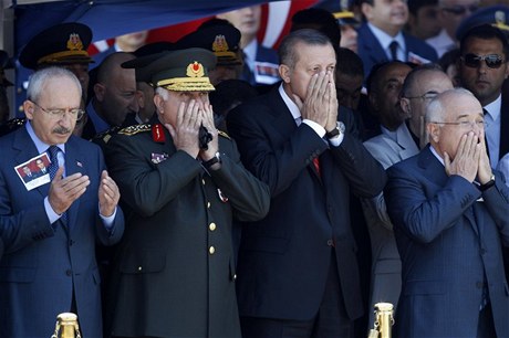 Turecký premiér (druhý zprava) na pohbu sestelených pilot