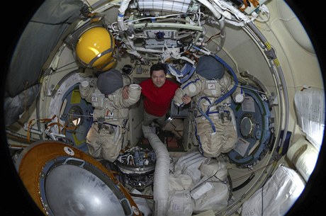 Rus Oleg Kononnko uvnit vesmírné stanice.