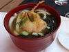 Polévka Udon s krevetou v tstíku tempura.