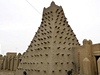 Perla pout. Starobylé Timbuktu je pomyslnou vstupní branou na Saharu. Nachází se zde mnoství posvátných hrobek i významných meit. Islamisté svatyn nií, protoe jde podle nich o modláství, které je proti jejich víe. 