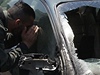 len bezpenostní jednotky prohlíí vozidlo po výbuchu náloe ped syrským nejvyím soudem v Damaku.