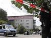 Policisté ped domem v Karlsruhe, kde se útoník zabarikádoval.