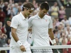 Roger Federer (vlevo) a Novak Djokovi