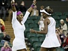 SESTERSKÉ OBĚTÍ. Serena (vlevo) a Venus při společné čtyřhře na olympiádě v...