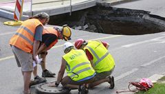 Na Evropské ulici v Praze se propadla vozovka