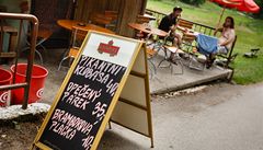 Pikantní klobása, openený párek a bramborová placka, nabídka oberstvení koupalit v Divoké árce.