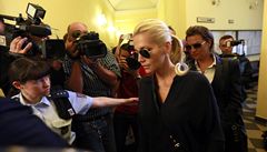 Zp�va�ka Dara Rolins u soudu.