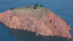 Ostrov Red Rock s plochou 2,4 hektaru, který leží v severní části Sanfranciského zálivu, je nyní k mání za asi 100 milionů korun. 