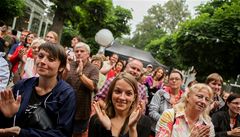 Charitativn� koncert Tap Tap ochestra, benefice pro Jedli�k�v �stav na KVIFF v po�tovn�m dvo�e 