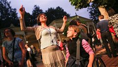 Charitativn� koncert Tap Tap ochestra, benefice pro Jedli�k�v �stav na KVIFF v po�tovn�m dvo�e 