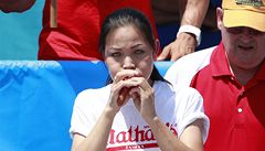 Sout� jedlík� hot dog�. �ampionka Sonya Thomas