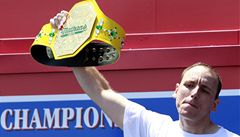 Tisíce divák� na rozpáleném asfaltu na Coney Islandu v newyorském Brooklynu p�ihlí�ely �estému triumfu v �ad� Joeyho Chestnuta v tradi�ní sout�i pojídání párk� v rohlíku.