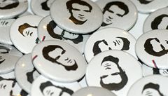 Na nkterých najdete slogan, k mání jsou ale i s podobiznou Jana Palacha.