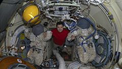 Trojice astronaut se vrtila na Zem, s minutovm zpodnm