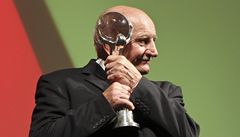Josef Somr pevzal v Karlových Varech cenu za pínos eskému filmu.