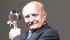 Josef Somr pebírá cenu v Karlových Varech.